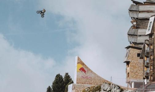 TOM PAGÈS saute en FMX et BASE JUMP A AVORIAZ TOM PAGÈS saute en FMX et BASE JUMP A AVORIAZ