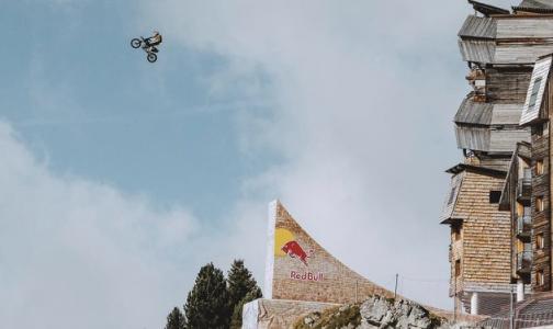 TOM PAGÈS saute en FMX et BASE JUMP A AVORIAZ